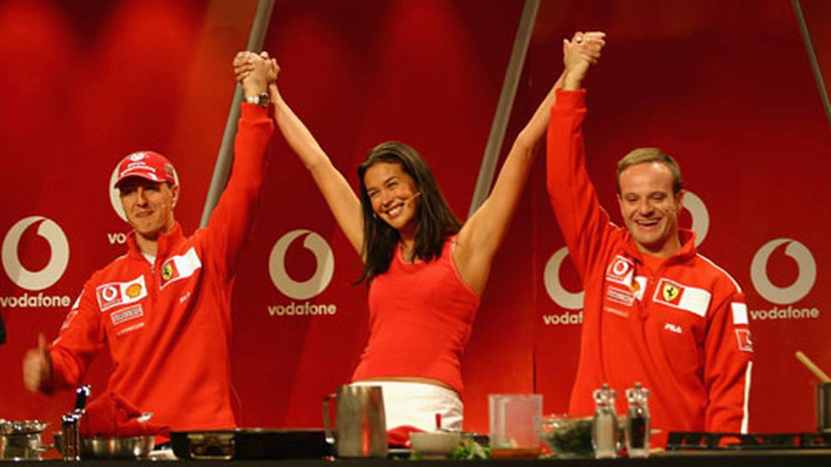 Zusammen mit dem zweiten Piloten Rubens Barrichello (r., in der Mitte das australische Top-Model Megan Gale) gewann Ferrari fünf Mal den Konstrukteurs-Titel.
                  
                  