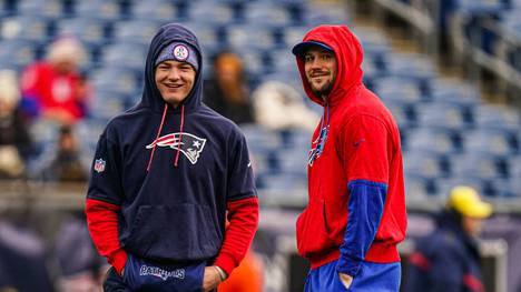 Patriots-Rookie Drake Maye (l.) im Gespräch mit Buffalos Quarterback Josh Allen