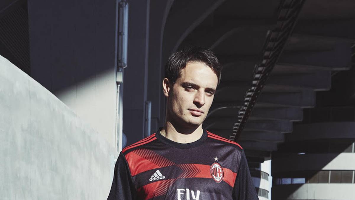Das dritte Trikot des AC Milan ist im klassischen Schwarz-Rot gehalten. Drei rote Pfeile zeigen in Richtung Vereinswappe. Alle Wege führen nach Mailand?