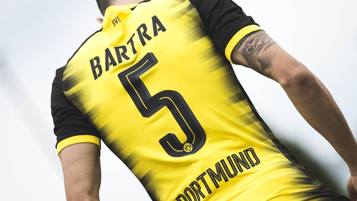 Auf der Rückseite setzt sich der Farbverlauf fort, insgesamt ist das Trikot wie gewohnt in Schwarz-Gelb gehalten - damit das Team auch in der neuen Champions-League-Saison "eins mit der Gelben Wand" wird