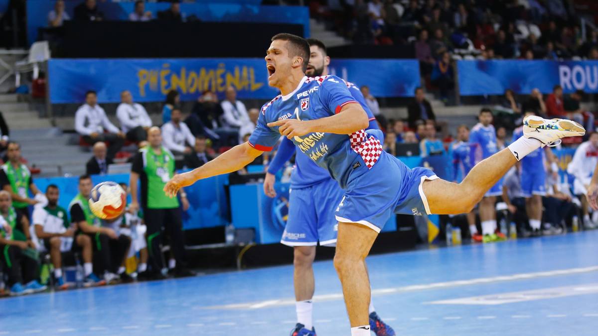 Lovro Mihic verzieht hier schmerzhaft das Gesicht, doch trotzdem erzielt er einen Treffer