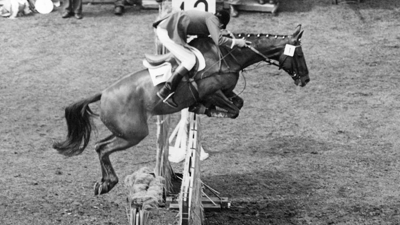 Hans Günter Winkler und Halla beim Goldritt in Stockholm 1956