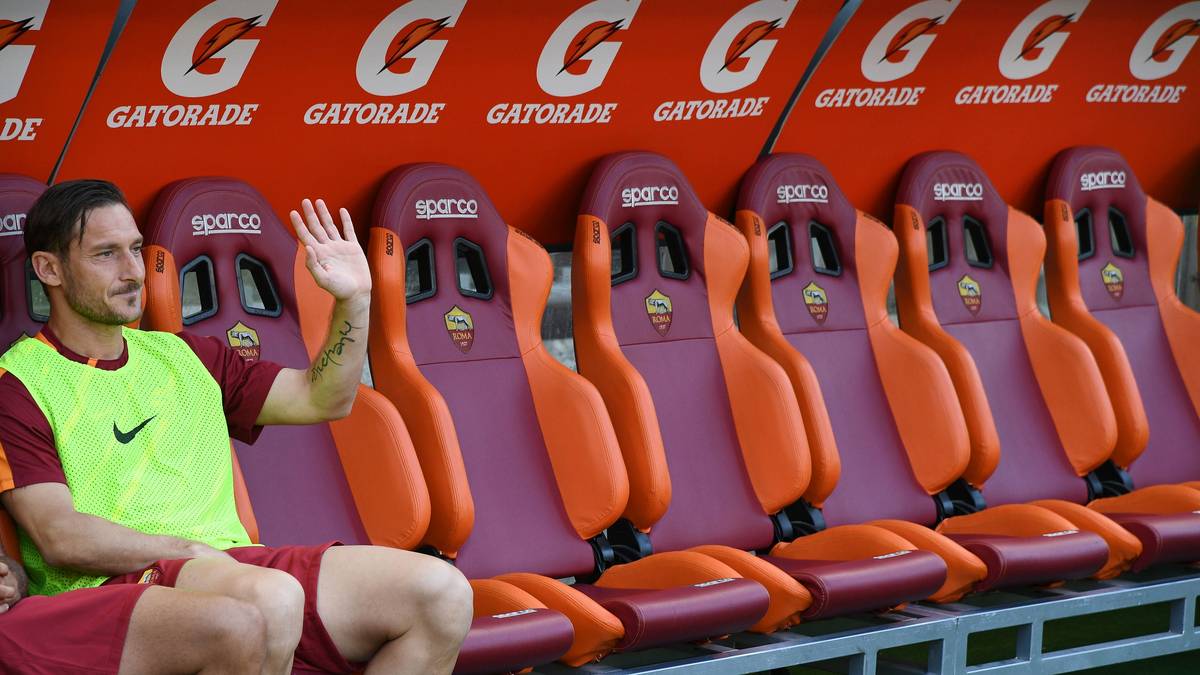 Beim abschließenden Saisonspiel gegen den FC Genua, in der es für Rom noch um die Vizemeisterschaft geht, sitzt Totti zu Beginn jedoch nur auf der Bank