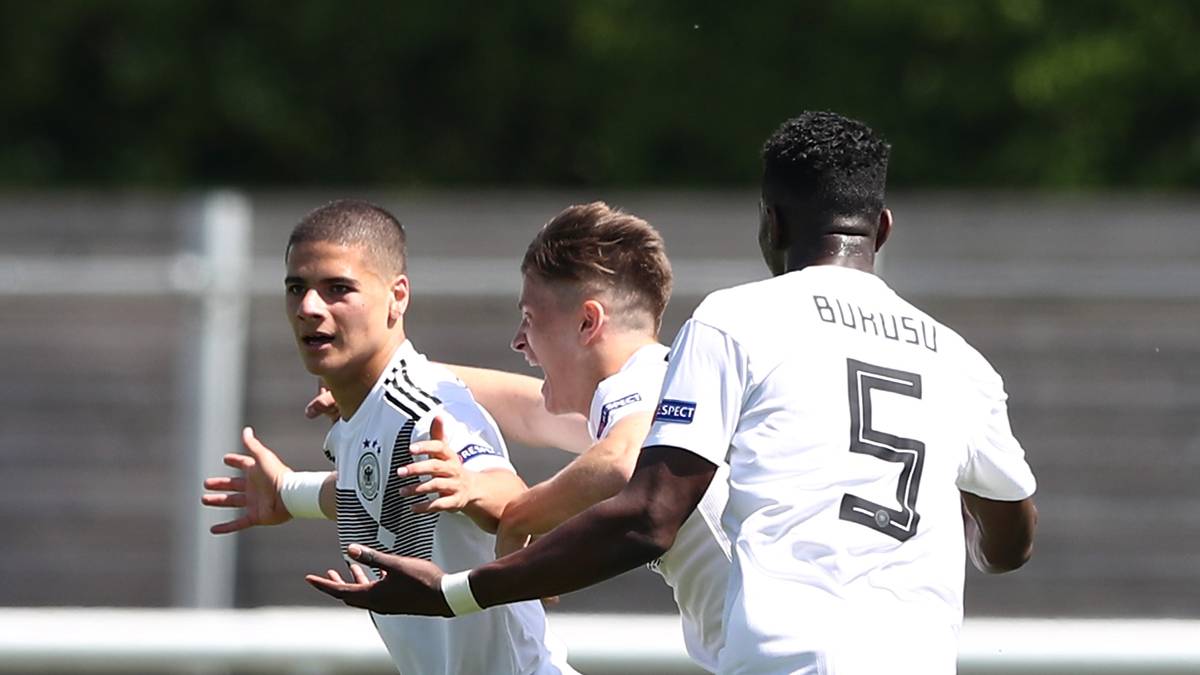 CAN BOZDOGAN (l.): Sein Tor brachte die DFB-Junioren beim 3:0 gegen Serbien im zweiten Gruppenspiel auf die Siegerstraße. Der 17-jährige Deutsch-Türke spielt in der Jugend des 1. FC Köln