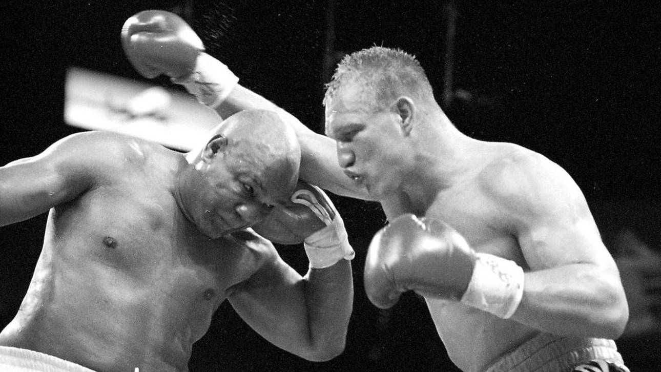 Der umstrittene Kampf zwischen George Foreman (l.) und Axel Schulz (r.)