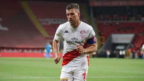Lukas Podolski hat noch lange nicht genug vom Fußball und hat angeblich schon Angebote von möglichen neuen Klubs.