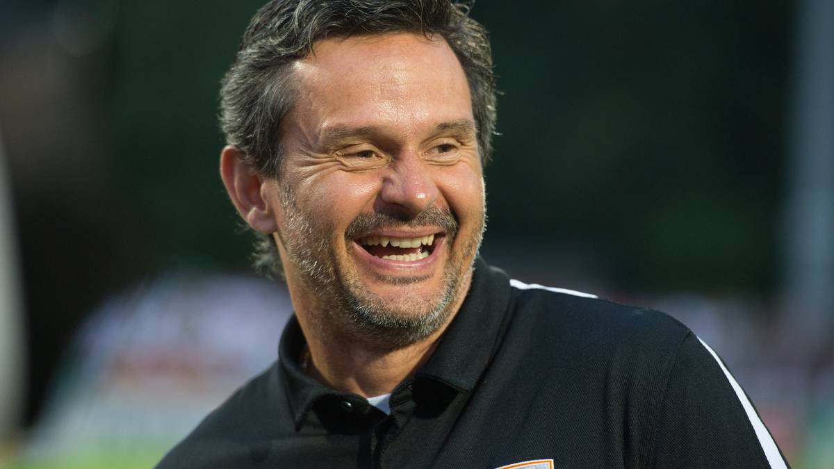 Vor seinem ersten Pflichtspiel mit dem FC Augsburg ist Trainer Dirk Schuster augenscheinlich guter Dinge. Die Aufgabe bei Fünftligist FV Ravensburg ist auf dem Papier eine klare Angelegenheit