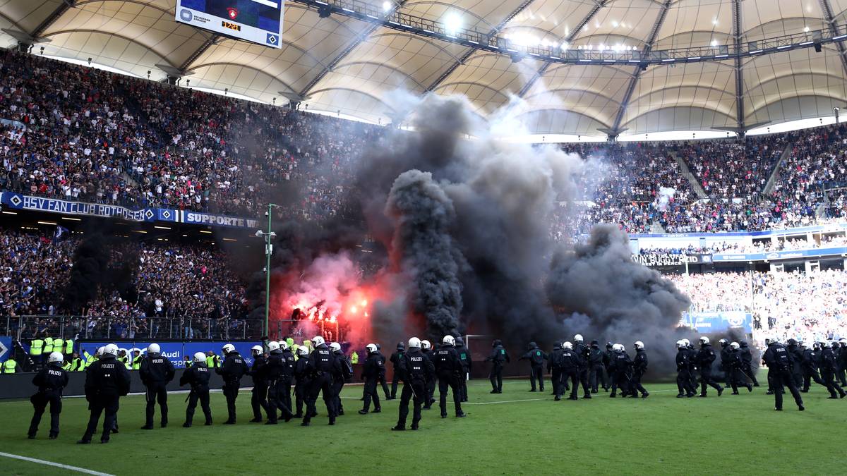 Die Polizei rückt an und deeskaliert die Lage