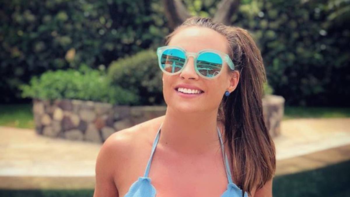 Mit einer riesigen Sonnenbrille schützt sie sich dabei vor der Sonne