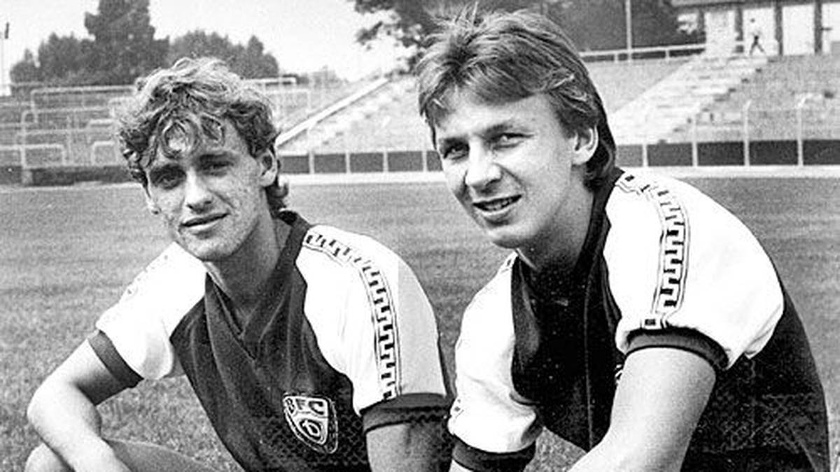 Dominanz strahlt der BFC Dynamo Berlin aus. Der Klub ist in der DDR Serienmeister, aber als Stasi-Klub verschrien. Stasichef Erich Mielke lotst die besten Spieler nach Berlin. 1986 kommt Thomas Doll (l., mit Andreas Thom) zum BFC und wird mit dem Klub zweimal Meister 