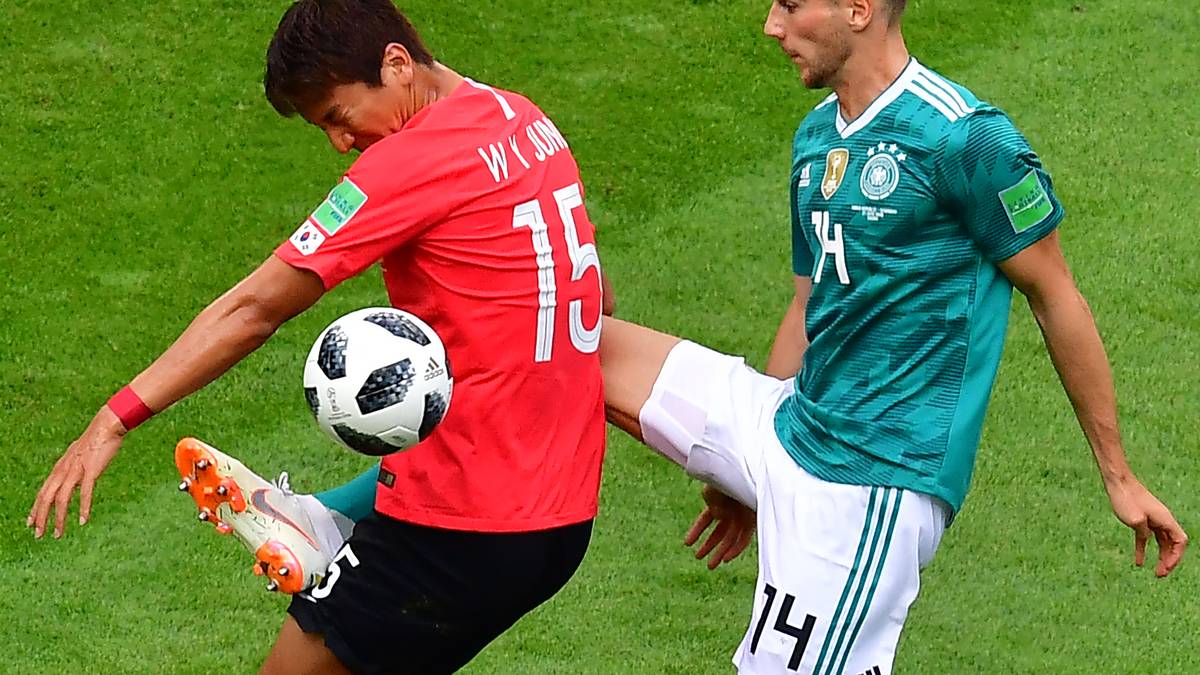 LEON GORETZKA (bis 63.): Startete überraschend auf Rechtaußen, konnte dort aber nicht überzeugen. Legte zwar mit einer guten Balleroberung los (13.), schenkte anschließend aber zwei Flanken-Möglichkeit zu einfach her: Mal traf er nur den Gegenspieler, mal spielte er ihn in den Rücken der Offensive ins Nirgendwo (28.). In der 31. Minute spielte er ungefährdet einen halbhohen Ball ins Nichts. In der 48. Minute kam er völlig frei aus 7 Metern zum Abschluss. Jo hielt den Kopfball jedoch stark. SPORT1-Note: 6