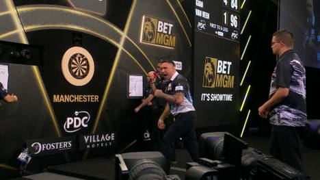 Gerwyn Price triumphiert an Premier League-Abend Nummer Neun. In Manchester liefert der "Iceman" eine große Show.