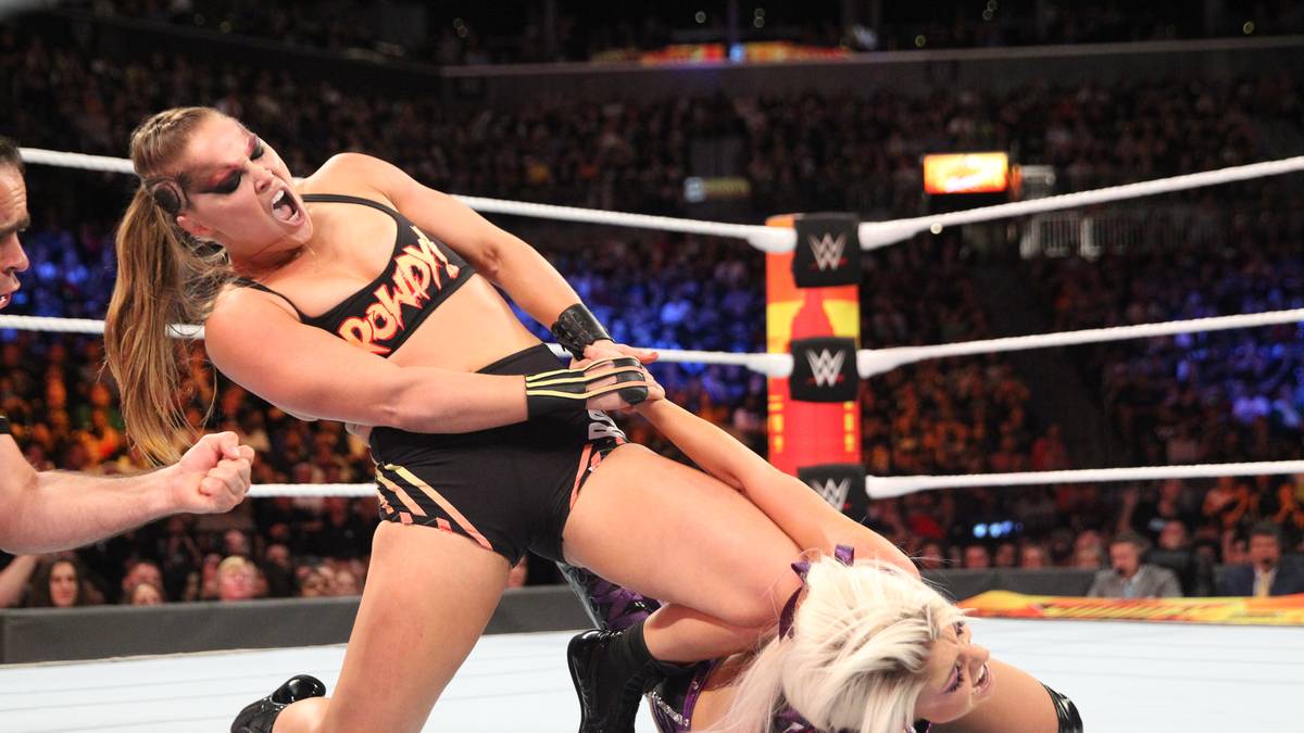 Ohne viel Gegenwehr beendet Rousey das Duell nach wenigen Minuten mit dem Armbar-Aufgabegriff