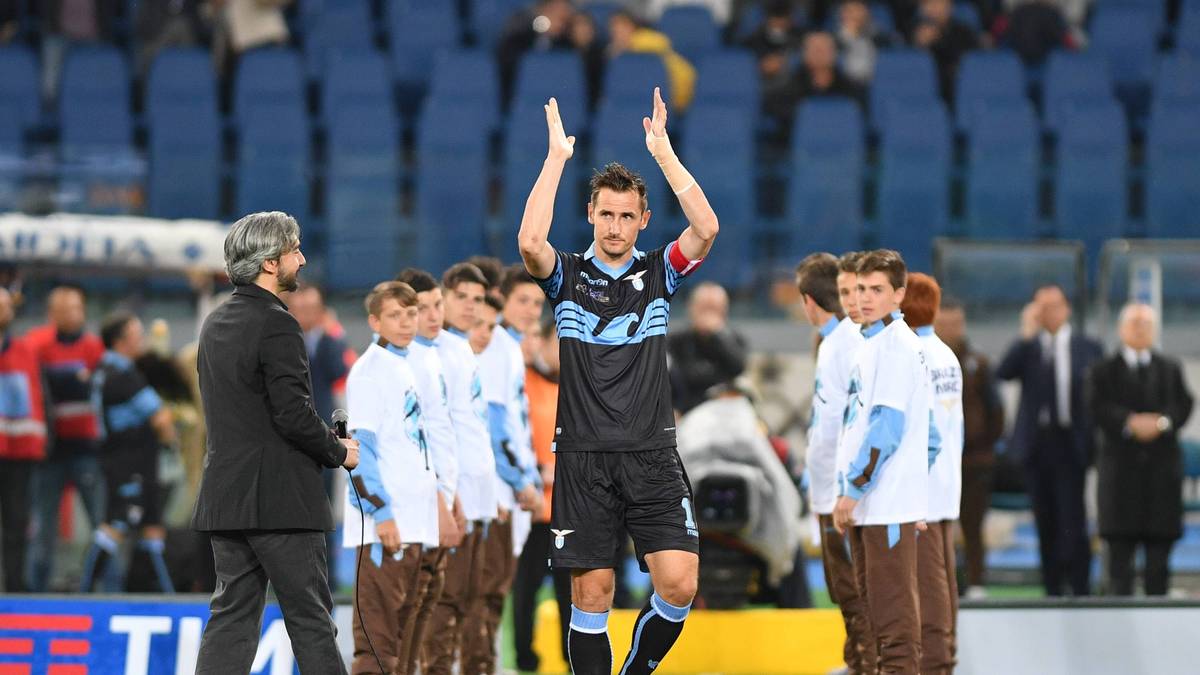 Nach fünf Jahren im Trikot von Lazio Rom ist Schluss für Miroslav Klose. Der Stürmer hat sich mit seinen Toren und seiner bescheidenen Art  in die Herzen der Lazio-Fans gekämpft.  SPORT1 zeigt die Bilder von Kloses Abschied in Rom