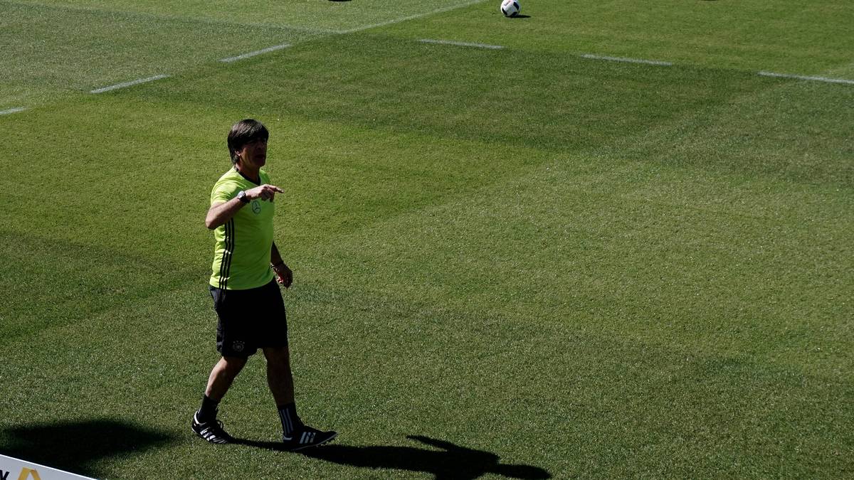 Trainingszeit! Joachim Löw ruft seine Spieler zu sich. In Ascona wird der Grundstein gelegt - für den Titel?