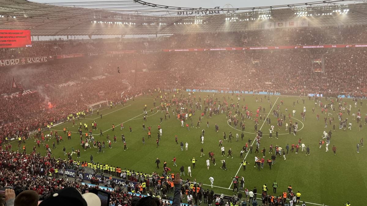 Nach dem 5:0-Treffer von Florian Wirtz gibt es kein Halten mehr: Die Leverkusen-Fans stürmen den Platz des neuen Bundesliga-Meisters
