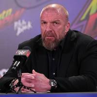 Das im vergangenen Jahr aufgehobene Verbot, Wrestling im WWE-TV Wrestling zu nennen, scheint wieder zu gelten. Es befeuert das Getuschel über eine neue Machtverschiebung zwischen Skandal-Mogul Vince McMahon und Triple H.