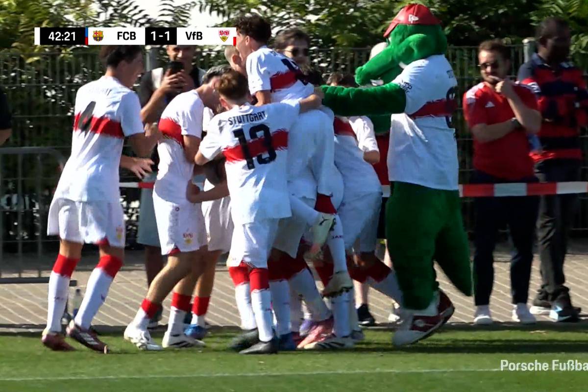 Beim Porsche Fußball Cup 2025 sicherte sich der Gastgeber VfB Stuttgart den Gruppensieg dank eines Last-Minute-Tores gegen den FC Barcelona.