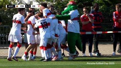 Beim Porsche Fußball Cup 2025 sicherte sich der Gastgeber VfB Stuttgart den Gruppensieg dank eines Last-Minute-Tores gegen den FC Barcelona.