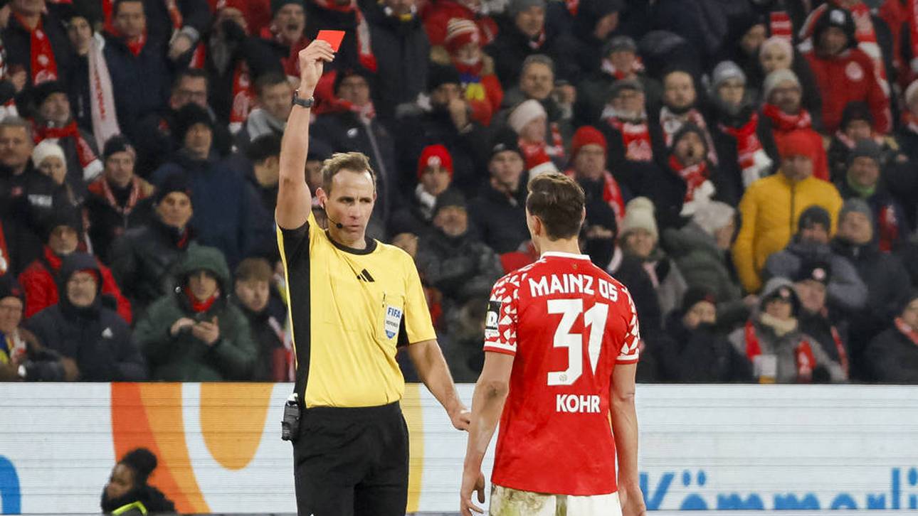 Dominik Kohr (r.) sieht die Rote Karte