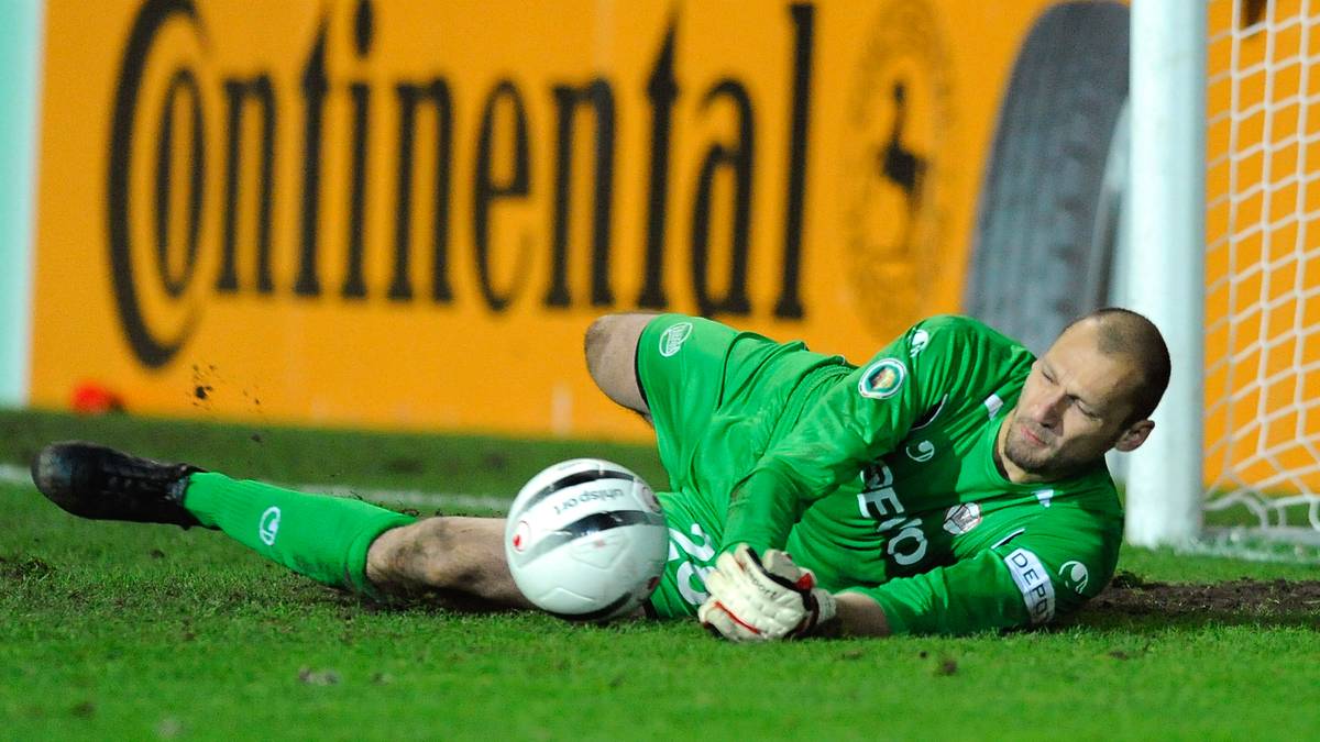Held des Abends ist Keeper Robert Wulnikowski - ausgerechnet ein Ex-Schalker. Der Offenbacher Schlussmann pariert die Strafstöße der Stürmer Lucas Barrios und Robert Lewandowski. In der aktuellen Saison schaltet der OFC die Zweitliga-Spitzenteams aus Ingolstadt und Karslruhe aus - in Runde drei empfängt Offenbach die Borussia aus Mönchengladbach