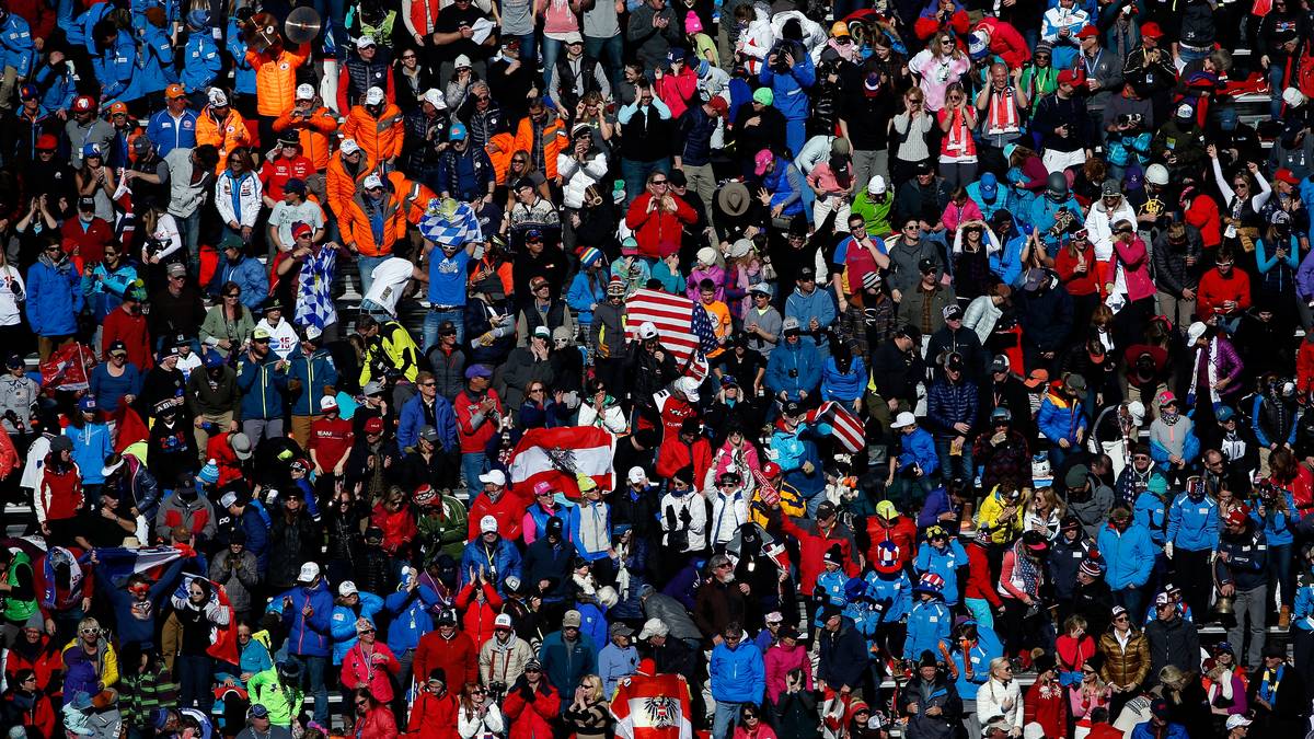 Die Zuschauer drängen sich zu diesem Zeitpunkt schon auf der Tribüne - auch, um den DSV-Hoffnungsträger Felix Neureuther zu sehen.