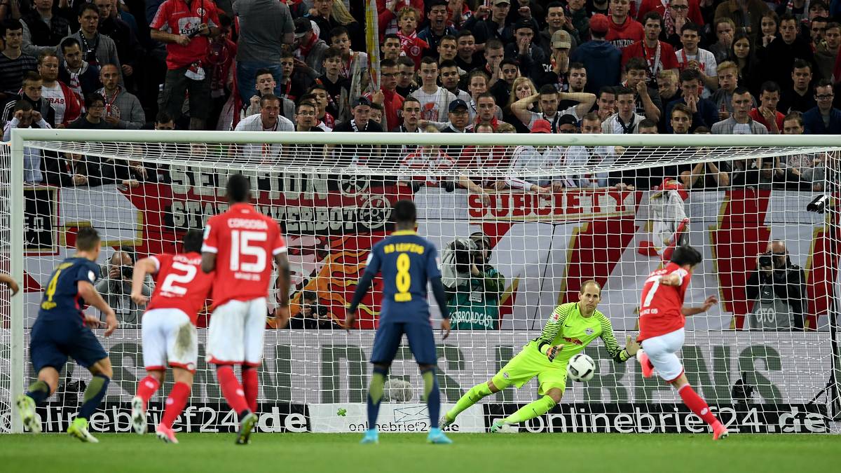 Im zweiten Durchgang ein anderes Bild. Mainz dreht auf, drängt RB in die eigene Hälfte. Samperio (r.) lässt die Mainzer hoffen. Er verwandelt einen Strafstoß zum 2:1 (69.) nach Foul an Giulio Donati