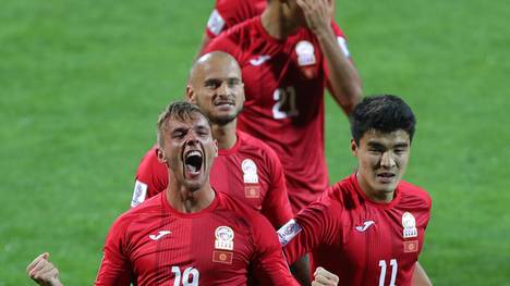 Vitalij Lux (l.) schoss Kirgisistan im Alleingang ins Achtelfinale des Asien-Cups