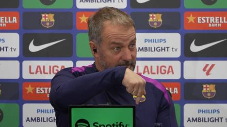 Barça-Trainer Hansi Flick zeigt sich vor dem Duell mit Atlético bestens gelaunt und scherzte mit den Journalisten – dabei nennt er einen von ihnen augenzwinkernd einen "cabrón".