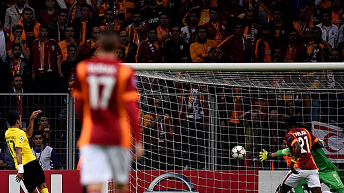 Die Westfalen sind danach der Chef im Ring - und legen schnell nach. In der 18. Minute ist es erneut Aubameyang (l.), der auf 2:0 erhöht