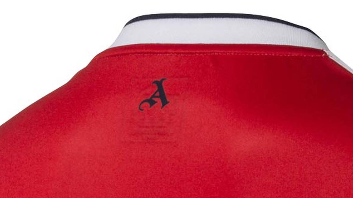 Ein kleines, aber nicht ganz unwichtiges Detail ist ein gotisches A im Nackenbereich, das die Körperwärme des Spielers nach außen leiten soll