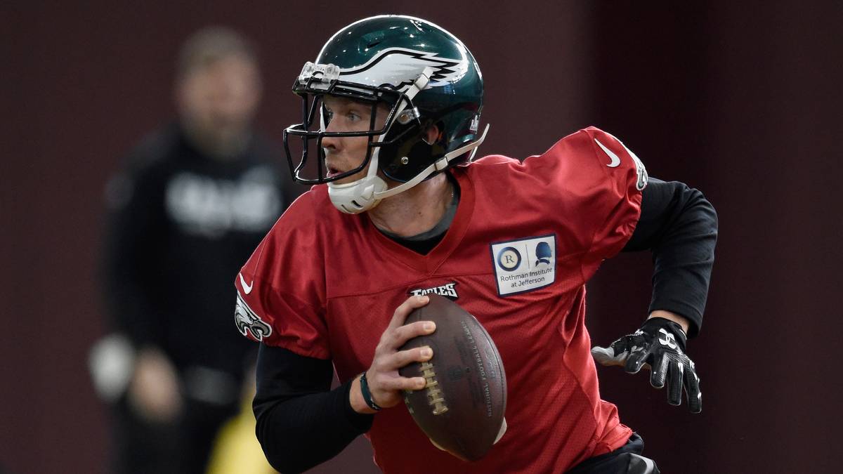 Nick Foles übt derweil seinen Touchdown-Lauf für den Super Bowl