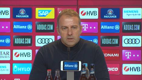 Alphonso Davies verletzte sich beim 5:0-Sieg gegen Eintracht Frankfurt früh und musste ausgewechselt werden. Hansi Flick erklärt die Schwere der Verletzung.