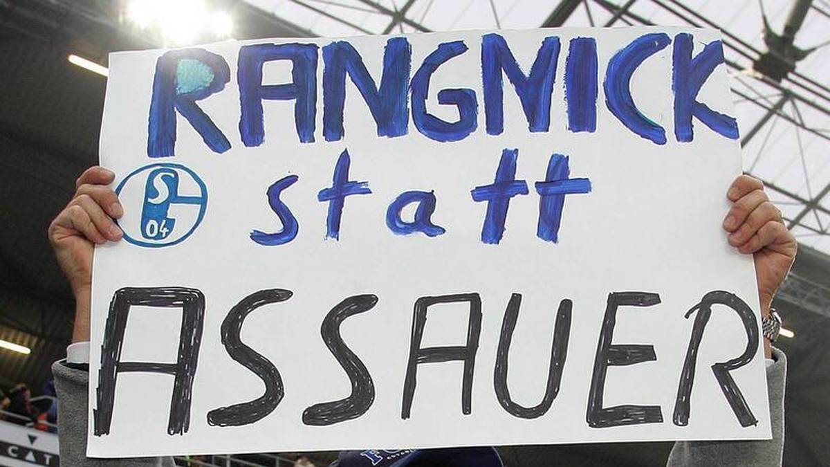 Ein Hannover-Fan setzt sich aus der Ferne dafür ein, dass beim FC Schalke 04 nicht Trainer Ralf Rangnick, sondern Manager Rudi Assauer den Verein verlässt