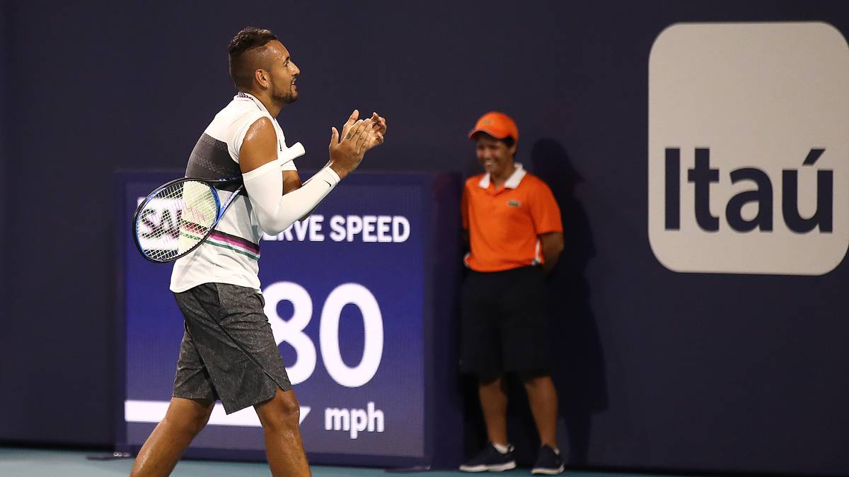 MIAMI, 2019: Wenige Wochen später zieht sich das Genie zurück und der Wahnsinn nimmt wieder Überhand. Bei den Miami Open führt er einen Aufschlag von unten durch, weshalb er von einem Zuschauer beleidigt wird. Kyrgios reagiert wie gewohnt und legt sich mit dem Mann an