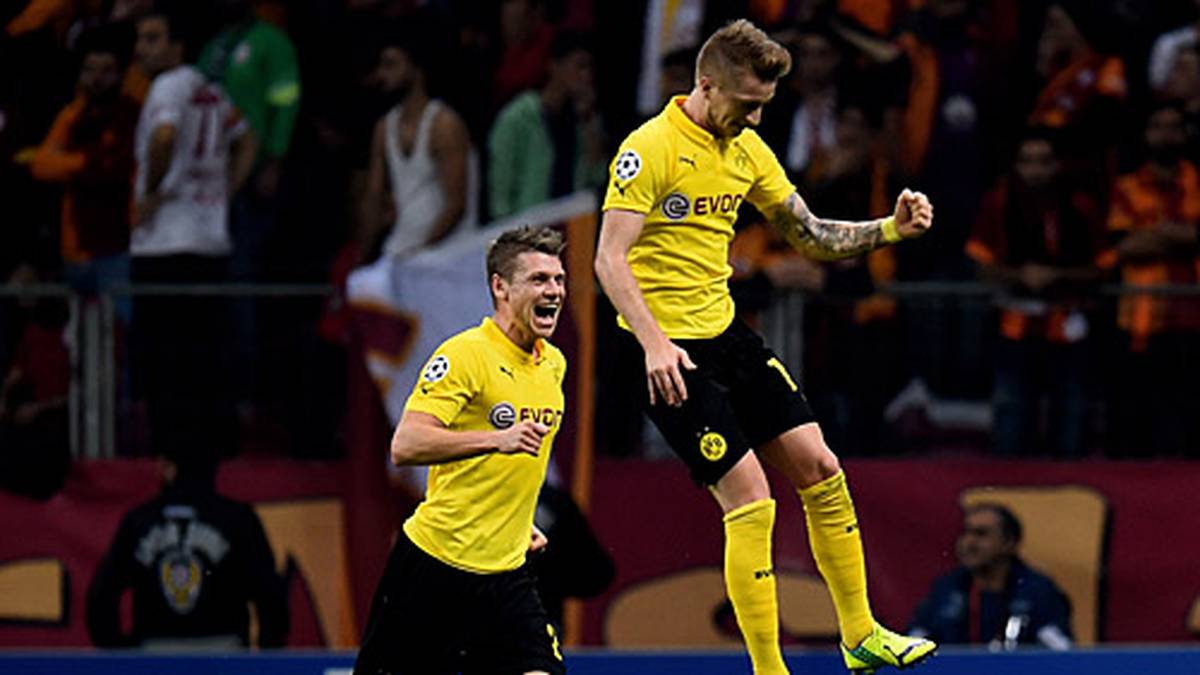 Wer hat noch nicht, wer will nochmal? In der 41. Minute lässt sich Marco Reus (r.) nicht zweimal bitten und schenkt den Türken das 3:0 ein - da kann man schon einmal in die Luft gehen