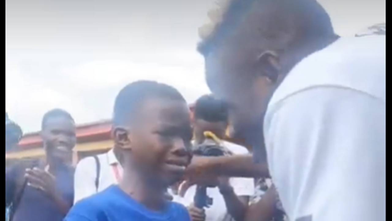 Freudentränen! Napoli-Star Victor Osimhen macht jungen Fan überglücklich