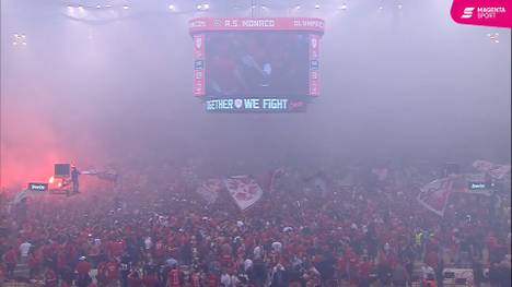 Fans von Olympiakos Piräus stürmen den Court mit Pyrotechnik, nach dem Sieg gegen AS Monaco in der Basketball EuroLeague