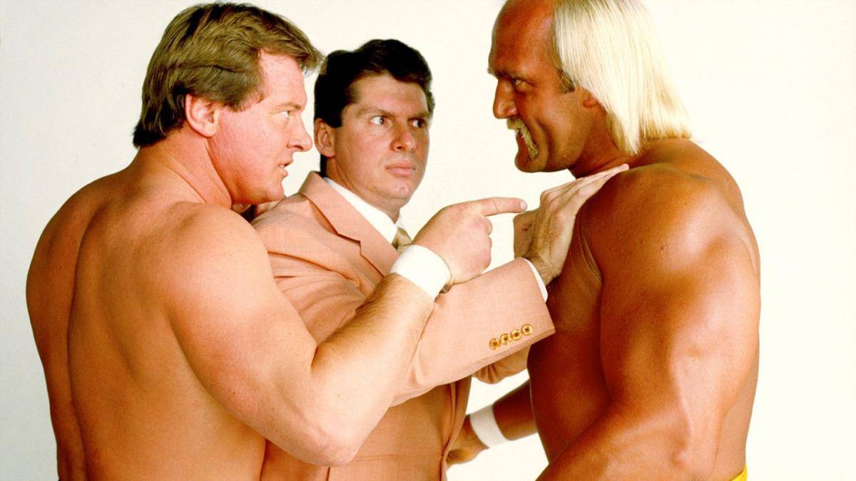 WWE-Boss Vince McMahon (M.) mit seinen frühen Stars Hulk Hogan (r.) und Roddy Piper