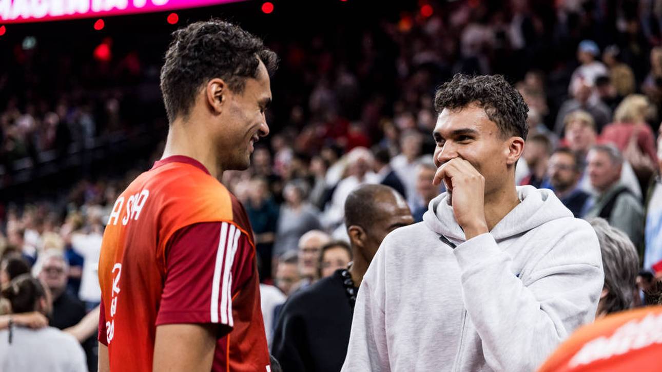 Tristan da Silva (r.) beglückwünscht seinen Bruder Oscar