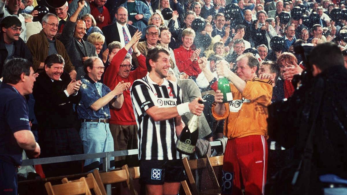 1996: Inzwischen ist Kiel nervenstark. Lange Zeit gibt es kaum einen Kieler Titel, bei dem es nicht eng wird. 1996 hat der THW (44:16) am Ende einen Sieg mehr auf dem Konto als Flensburg (42:18). Magnus Wislander lässt die Sektkorken knallen