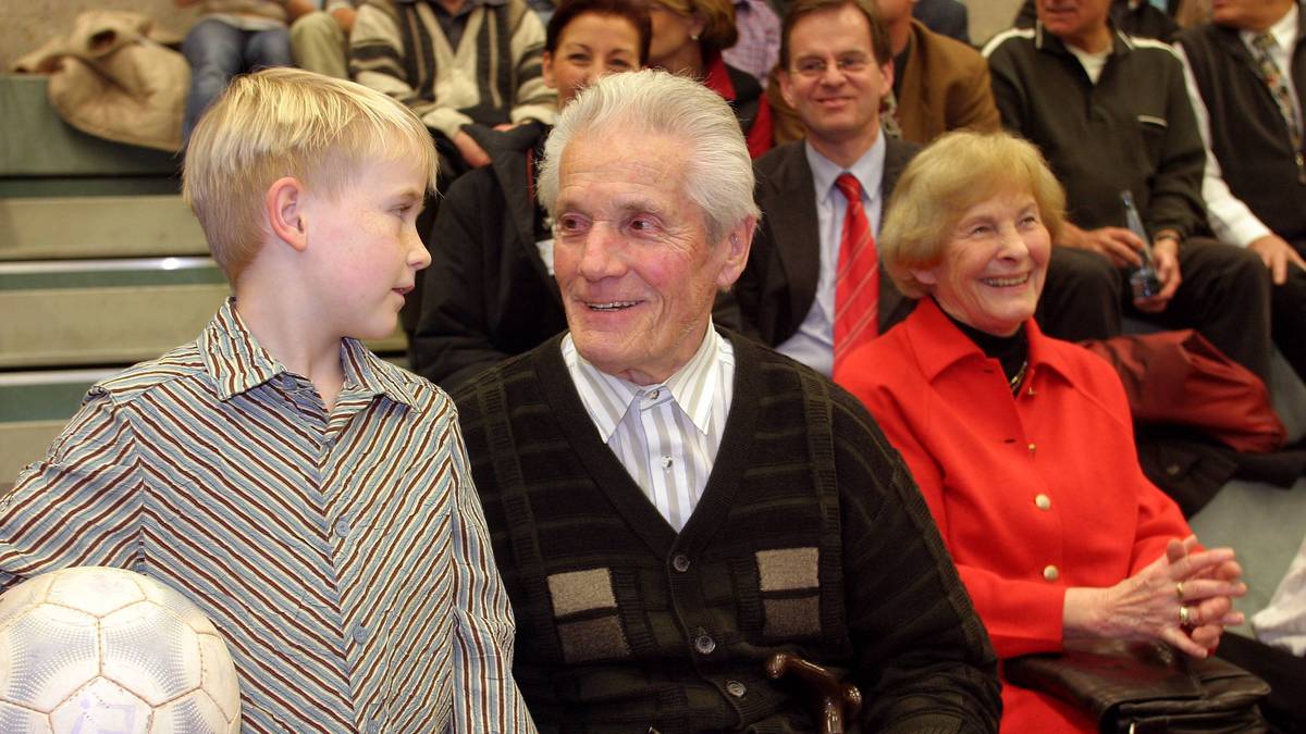 Meist im Schatten seines legendären älteren Bruders, dabei nicht minder erfolgreich. Schoss für den FCK in 321 Spielen 336 Tore, gewann zweimal die Deutsche Meisterschaft. Beendete nach einer Knie-OP bereits 1959 seine Karriere. Anschließend zunächst Kurierfahrer und Tankstellenbesitzer. Überlebte einen Selbstmordversuch. Später Angestellter der Stadt Kaiserslautern und DFB-Repräsentant. Starb 2013 im Alter von 89 Jahren an Alzheimer