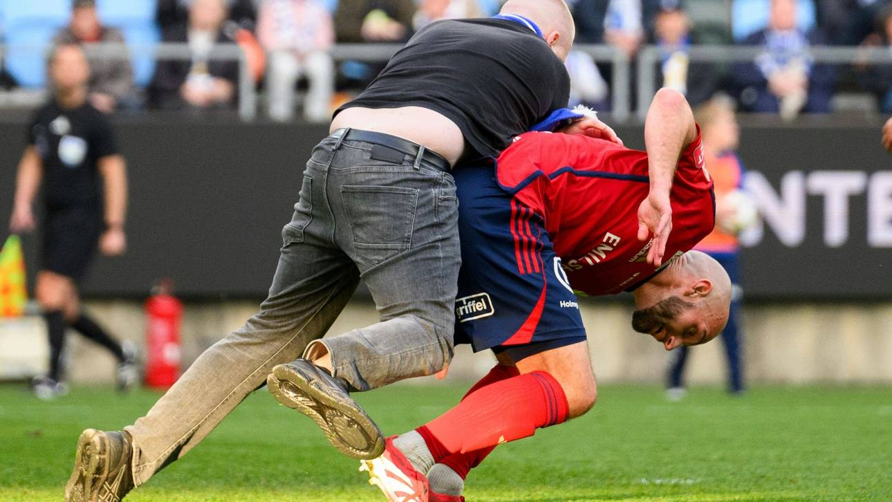 Fan attackiert Spieler auf dem Feld