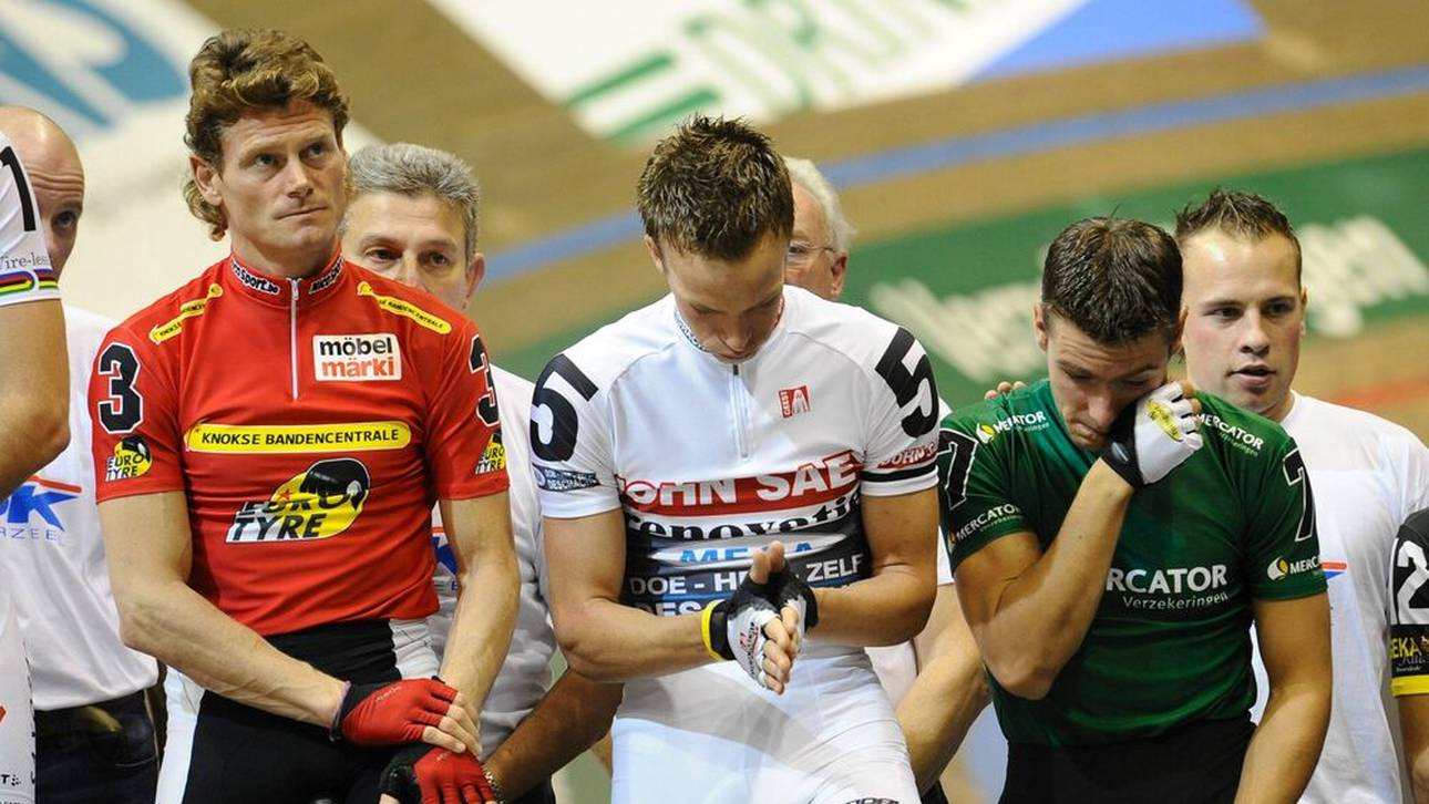 Radsportler bei der Schweigeminute für Dimitri De Fauw