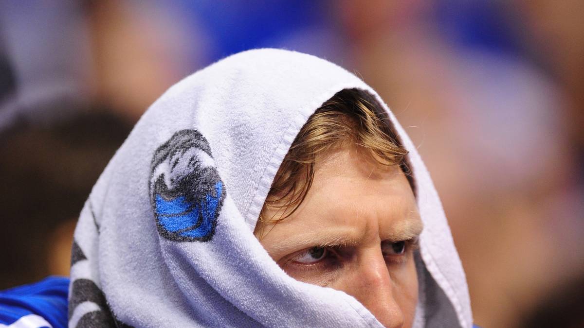 Der damals 32-Jährige ging bei jeder Gelegenheit auf die Bank und wurde geschont. Seinen kochenden Kopf bedeckte er mit einem kühlenden Handtuch. Seine letzte Aktion des Matches war die entscheidende: Mit unbändigem Willen zog Nowitzki an seinem Gegenspieler vorbei und legte den Ball 14,4 Sekunden vor dem Ende zum 84:81 in den Korb