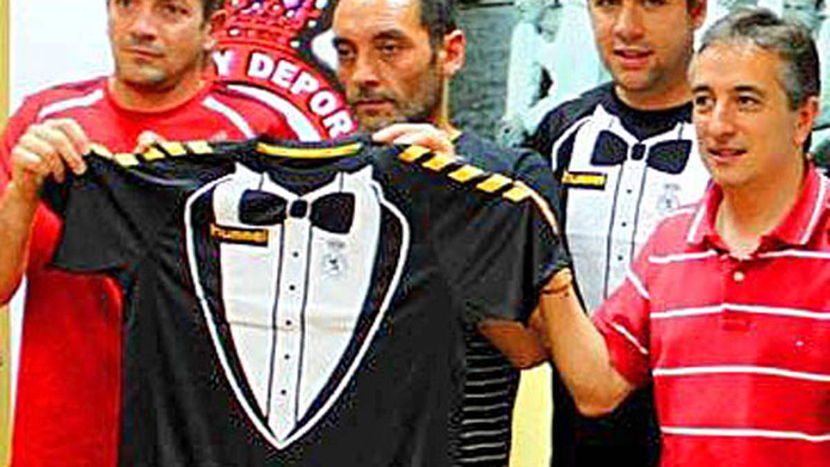 Weniger furchterregend ist das Trikot des spanischen Drittligisten Cultural Leonesa. Das Jersey im Smoking-Look soll wahrscheinlich eher witzig sein. Ohne Ironie ist es nur schwer zu ertragen. 