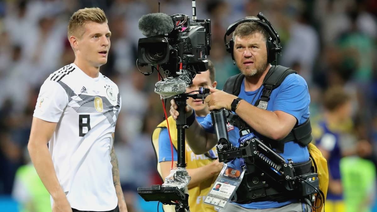 Toni Kroos rettete mit einem Freistoßtreffer in der Nachspielzeit Deutschland einen 2:1-Sieg gegen Schweden. Anschließend knöpfte sich der Real-Star die Kritiker vor: "Man hatte das Gefühl, relativ viele Leute in Deutschland hätte es gefreut, wenn wir rausgegangen wären. Aber so leicht machen wir es ihnen nicht" 