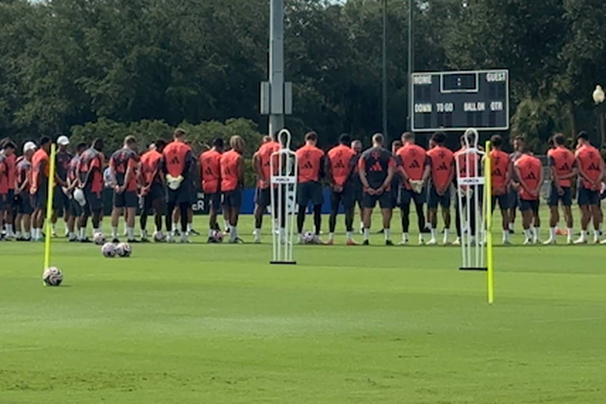 Der Tod von Diogo Jota bestürzt die Fußballwelt. Beim Training des FC Bayern München in Orlando ruft Vincent Kompany die Mannschaft zwischenzeitlich zusammen, es gibt einen Moment der Stille.