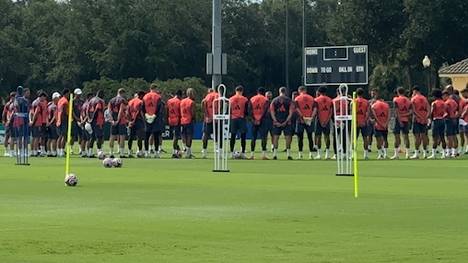 Der Tod von Diogo Jota bestürzt die Fußballwelt. Beim Training des FC Bayern München in Orlando ruft Vincent Kompany die Mannschaft zwischenzeitlich zusammen, es gibt einen Moment der Stille.