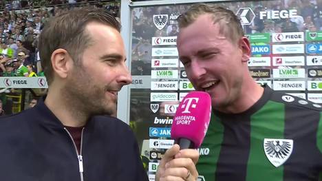 Simon Scherder steigt mit Preußen Münster in die 2. Bundesliga auf - und kann es kaum fassen. Derweil hat er beim Interview nach nur drei Minuten Aufstiegsparty schon ein großes Problem.